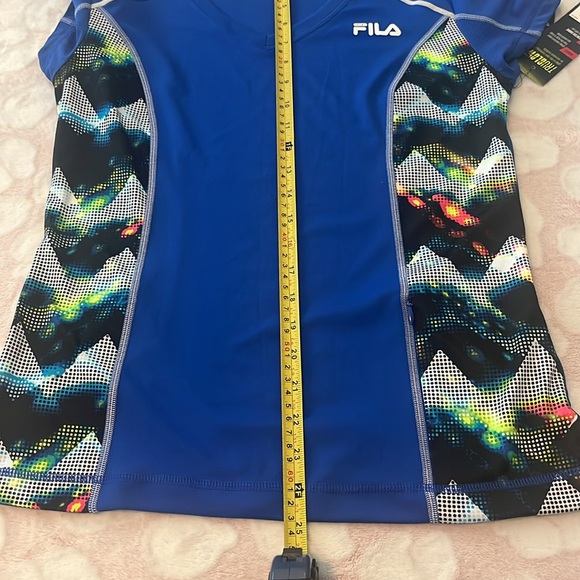 ☀️ 3 / $15 Sale☀️ Fila Spot Running Top *Glows, Pocket - Picture 10 of 10